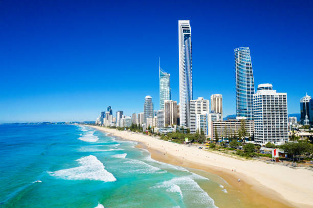 vista ensolarada do paraíso dos surfistas na costa do ouro que olha do norte - q1 - fotografias e filmes do acervo