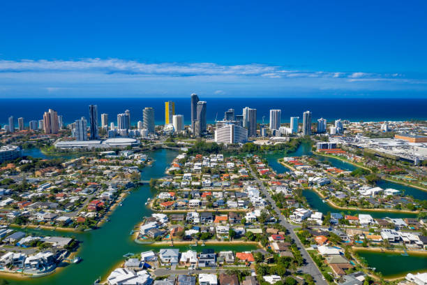 vista soleada de broadbeach y el suburbio de broadbeach waters en la costa dorada - apartment architecture contemporary beach fotografías e imágenes de stock