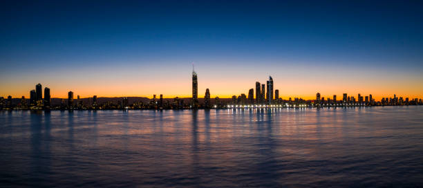 panorama de coucher de soleil sur l’horizon de la ville de la côte d’or - q1 photos et images de collection