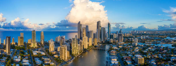 panorama do paraíso dos surfistas na cidade de queensland da costa do ouro - q1 - fotografias e filmes do acervo