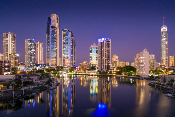 vue du coucher du soleil de surfers paradise sur la côte dorée regardant de l’ouest - q1 photos et images de collection