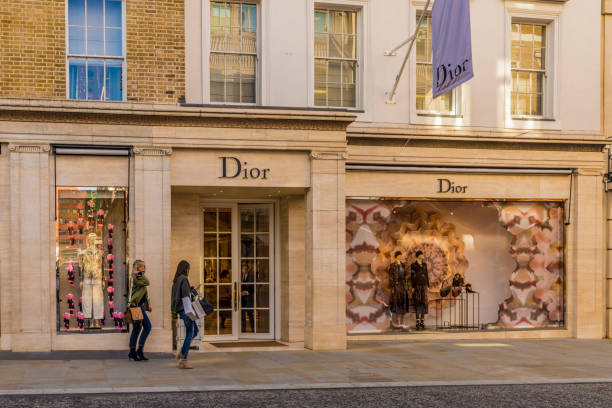 бутик-магазин dior на нью-бонд-стрит в лондоне - upmarket стоковые фото и изображения