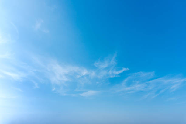 ciel bleu avec le fond et le modèle de nuages minuscules moelleux blanc - ciel bleu photos et images de collection