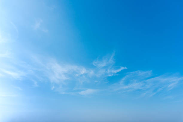 cielo blu con primo piano bianco soffice piccolo nuvole sfondo e motivo - against a blue sky foto e immagini stock