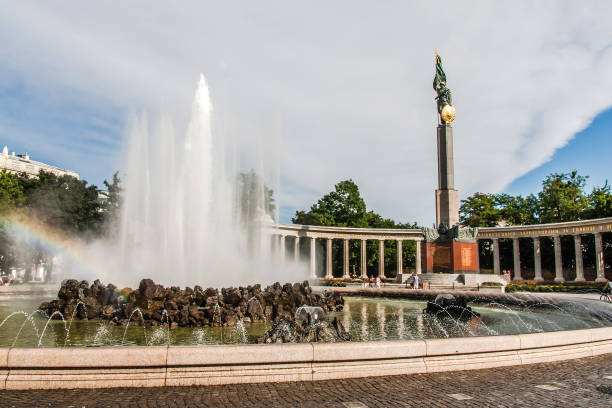monumento a los héroes del ejército rojo (también conocido como monumento ruso) - colonnade column architecture austria fotografías e imágenes de stock