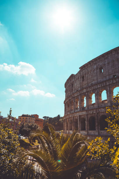 colosseo a roma primo - light nobody coliseum vertical foto e immagini stock