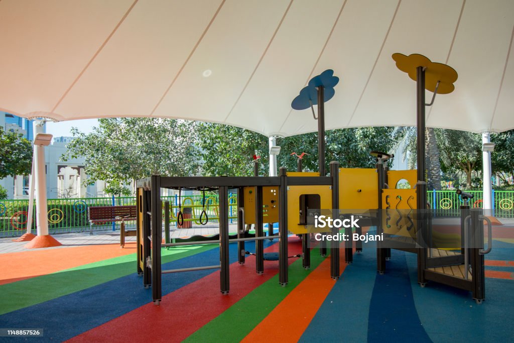 gemakkelijk te ontvangen tand Speeltuin Activity Tower Op De Regenboog Kleuren Rubberen Vloeren Stockfoto  en meer beelden van Speeltuin - iStock