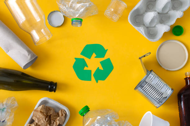 концепция сохранения окружающей среды - мусор, готовый к переработке, картон, пластик, металл, стекло - multi colored paper color image garbage стоковые фото и изображения