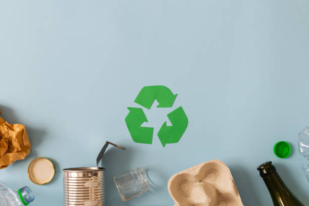 концепция сохранения окружающей среды - мусор, готовый к переработке, картон, пластик, металл, стекло - multi colored paper color image garbage стоковые фото и изображения