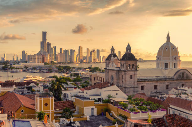 hermosa puesta de sol sobre cartagena, colombia - américa del sur fotografías e imágenes de stock