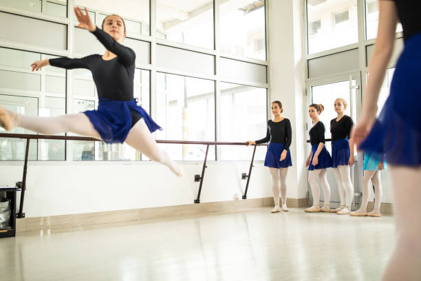 バレエクラスのコントロールと完璧 - ballet dress studio shot costume ストックフォトと画像