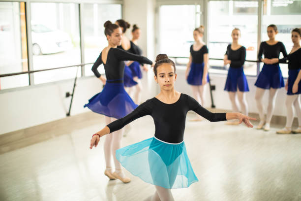 extraktorenverwandte aktivitäten für mädchen im teenageralter - ballet dress studio shot costume stock-fotos und bilder