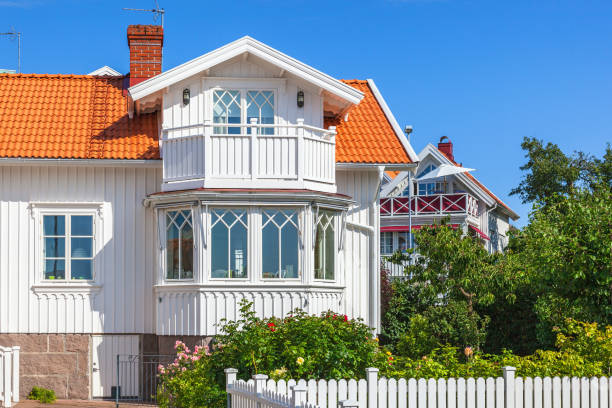 idílica casa de madera blanca con jardín en verano - sweden nobody building exterior architectural feature fotografías e imágenes de stock