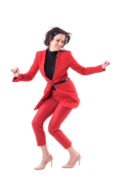 빨간 양복 춤 또는 축 하 하는 동안 점프에서 쾌활 한 흥분 매력적인 비즈니스 우먼. - jumping business women dancing 뉴스 사진 이미지