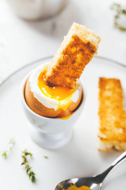 huevo cocido suave para el desayuno - soft boiled fotografías e imágenes de stock