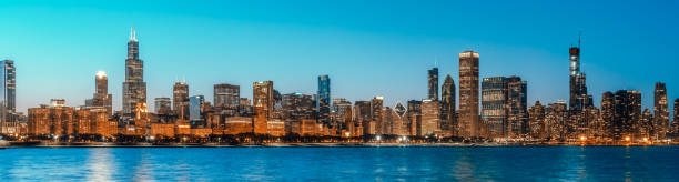 bellissima vista panoramica del paesaggio urbano dello skyline del quartiere del centro di chicago all'ora blu del crepuscolo, dimensioni dello striscione. america turismo, destinazione di viaggio, attrazione turistica, o concetto di vita della città amer - waterfront property foto e immagini stock