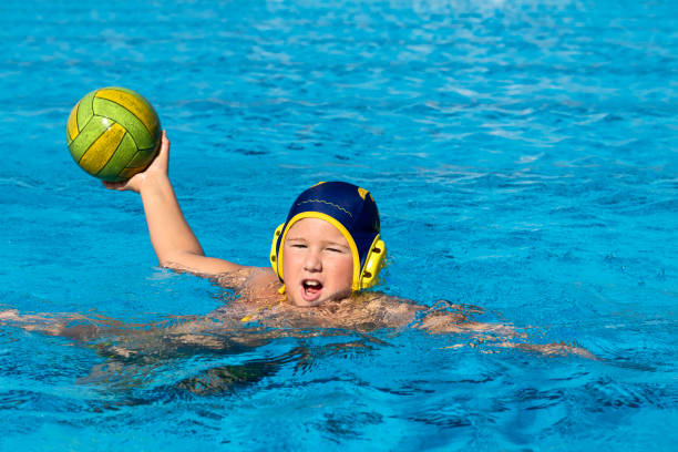 vista frontal de joven jugador de waterpolo practicando - water polo fotografías e imágenes de stock