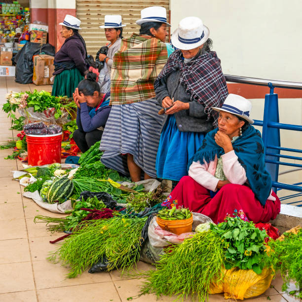 クエンカ・ベジタブル・マーケット saleswomen, エクアドル - クエンカ県 写真 ストックフォトと画像