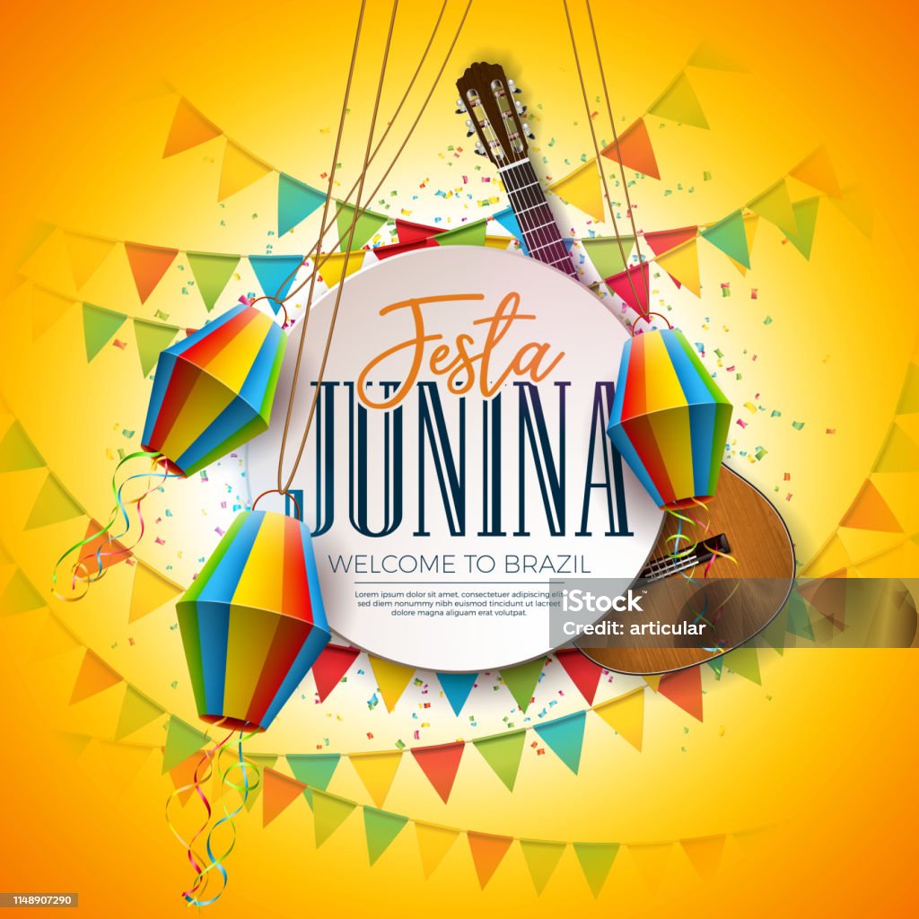 Festa Junina Illustrazione con chitarra acustica, bandiere per feste e lanterna di carta su sfondo giallo. Tipografia su tavolo in legno vintage. Vector Traditional Brazil June Festival Design per biglietto d'auguri, invito o poster per le vacanze. - arte vettoriale royalty-free di Party