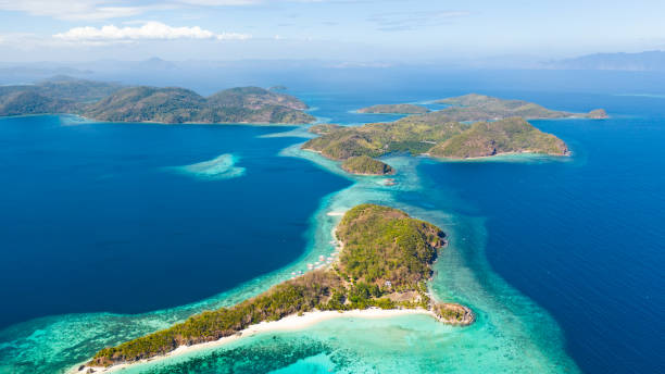 istock Island with coral reefs, view from the top 1148908344