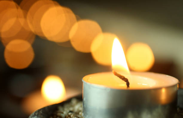 velas de cierre y hermosas luces bokeh en el fondo. - christmas candle reflection red fotografías e imágenes de stock