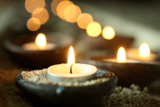 luz de la vela y luces hermosas bokeh en el fondo. - christmas candle reflection red fotografías e imágenes de stock