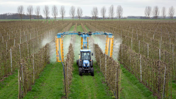 asperen, países bajos-31 de marzo de 2019: pulverizador de huerto moderno que pulveriza insecticida o fungicida en sus manzanos. - herbicida fotografías e imágenes de stock