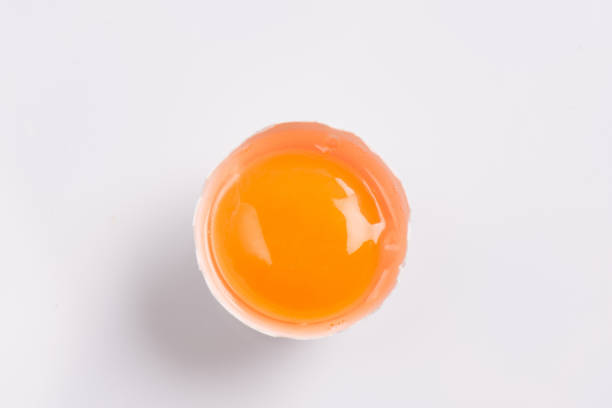 внутри разбитого яйца - dozen eggs food eggs horizontal стоковые фото и изображения