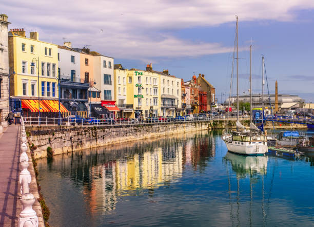 des bâtiments colorés et lumineux, des cafés et des restaurants le long du quai de l’impressionnant port royal historique - ramsgate photos et images de collection