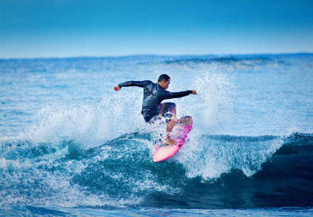 surfer surfing en poipu beach, kauai, hawái - kauai travel destinations tourism photography fotografías e imágenes de stock