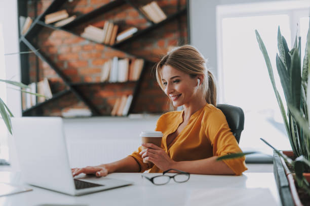 positive geschäftsfrau in ihrem büro arbeitet am laptop - shirt white women blouse stock-fotos und bilder