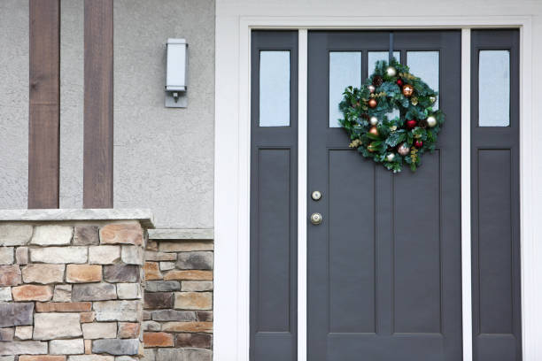 istock Christmas Wreath Grey Front Door 1148920987