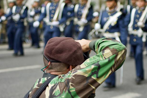 homens militares em uma parada em lisboa, comemorando o fim da primeira guerra mundial - parade tulip - fotografias e filmes do acervo