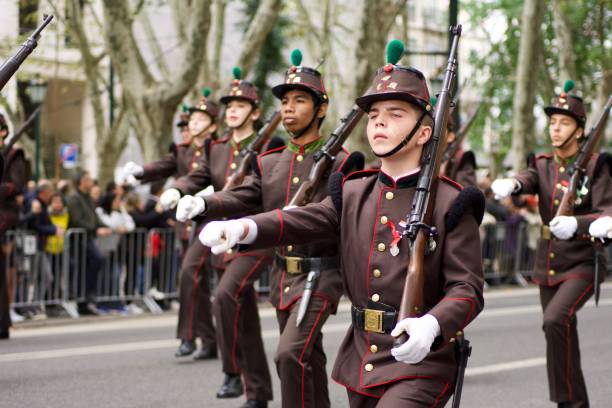 homens militares em uma parada em lisboa, comemorando o fim da primeira guerra mundial - parade tulip - fotografias e filmes do acervo