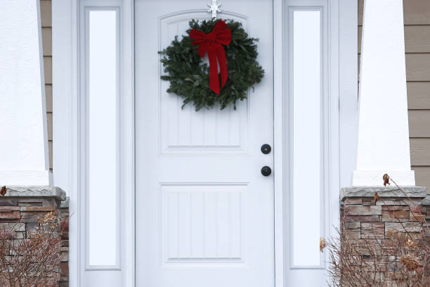 istock Christmas Wreath White Front Door 1148923906