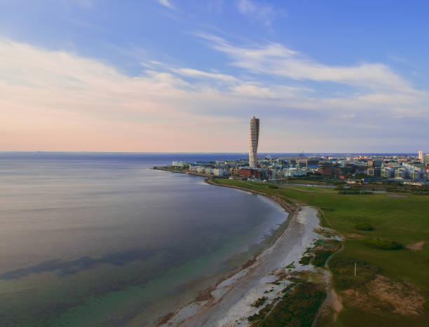 zweden malmö draaien torso ribersborg beach drone - malmö stockfoto's en -beelden