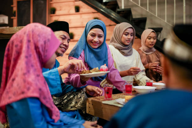 가족 모임과 함께 먹기 - muslim culture 뉴스 사진 이미지