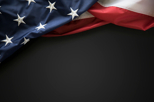 Memorial Day bandera americana sobre pizarra negra en blanco photo