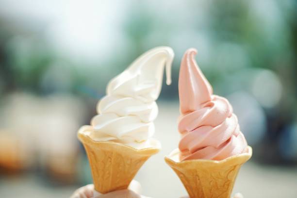 soft serve helado, helados postres - ice cream cone fotografías e imágenes de stock