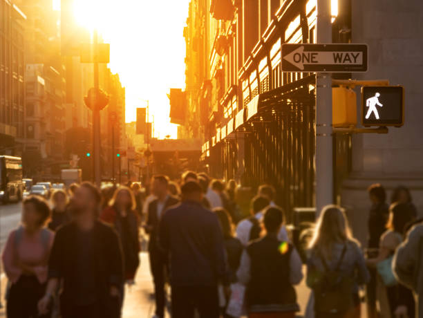 뉴욕시에서 걷는 익명의 사람들의 군중 - new york city sunrise new york state usa 뉴스 사진 이미지
