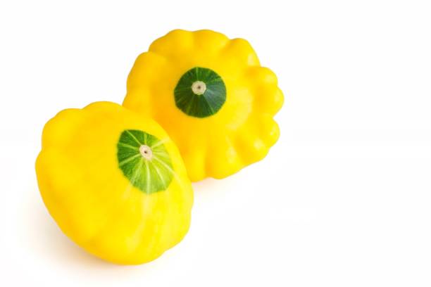 courge pattypan jaune frais sur fond blanc - crookneck squash photos et images de collection