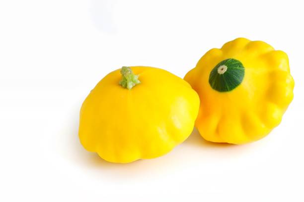 courge pattypan jaune frais sur fond blanc - pattypan squash photos et images de collection