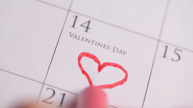 Zeichnung einer Herzen für Valentinstag auf Kalender