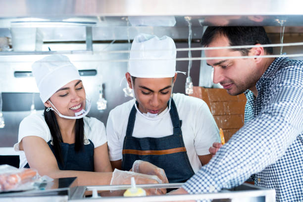 organizace food trucku - barový pult fotky - stock snímky, obrázky a fotky