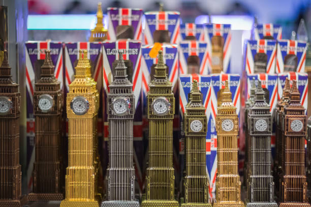 souvenirs de big ben exposés au marché de camden à londres - british currency currency nobility financial item photos et images de collection