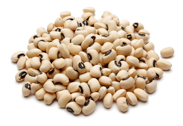 Black-eyed peas, cowpeas isolated on white Black-eyed peas, cowpeas isolated on white background organic red cowpea beans stock pictures, royalty-free photos & images