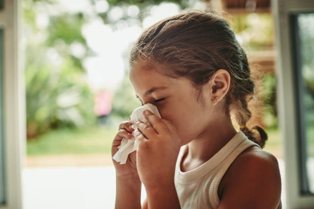 그녀는 날씨 아래 느낌 - allergy sneezing cold and flu flu virus 뉴스 사진 이미지