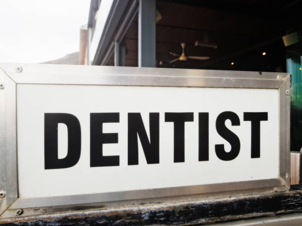 istock DENTIST  signage outside building 1149019715