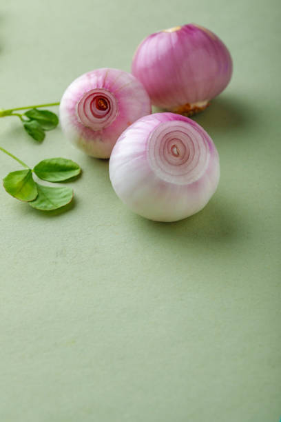 red onions on wooden board - garlic freshness isolated vegetarian food imagens e fotografias de stock