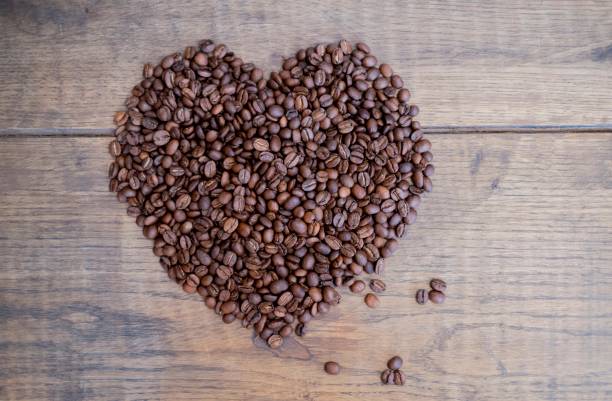 コーヒー豆から作られたハート - barista coffee coffee crop heart shape ストックフォトと画像